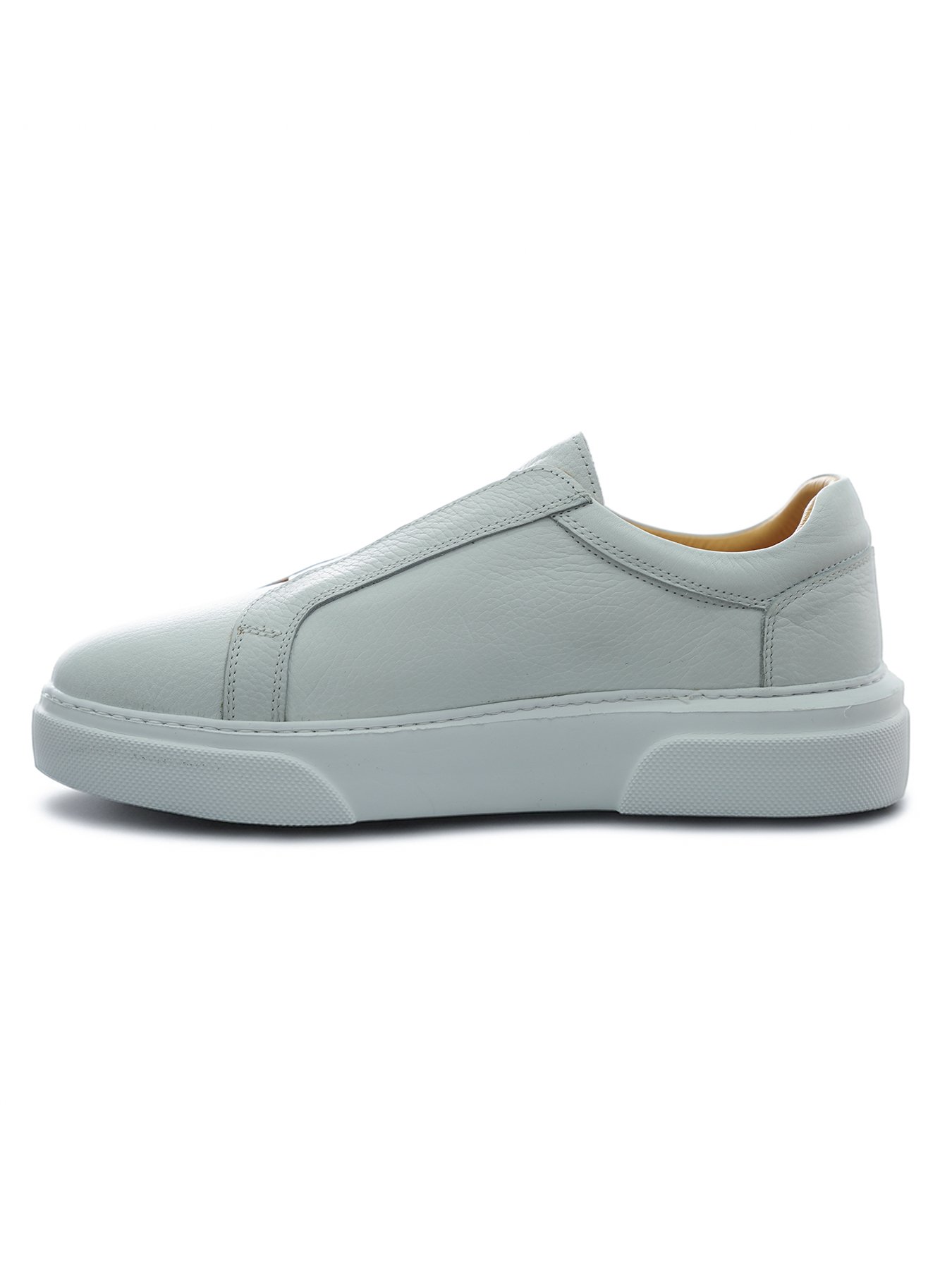 Ede Royal beyaz slip-on erkek sneakerın karşıdan yan görünümü