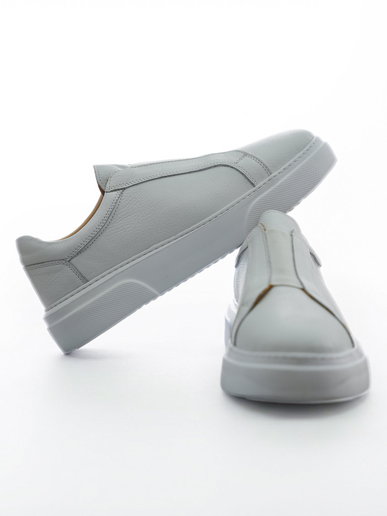 Ede Royal beyaz deri slip-on erkek sneaker, yan ve önden açılı ürün çekimi