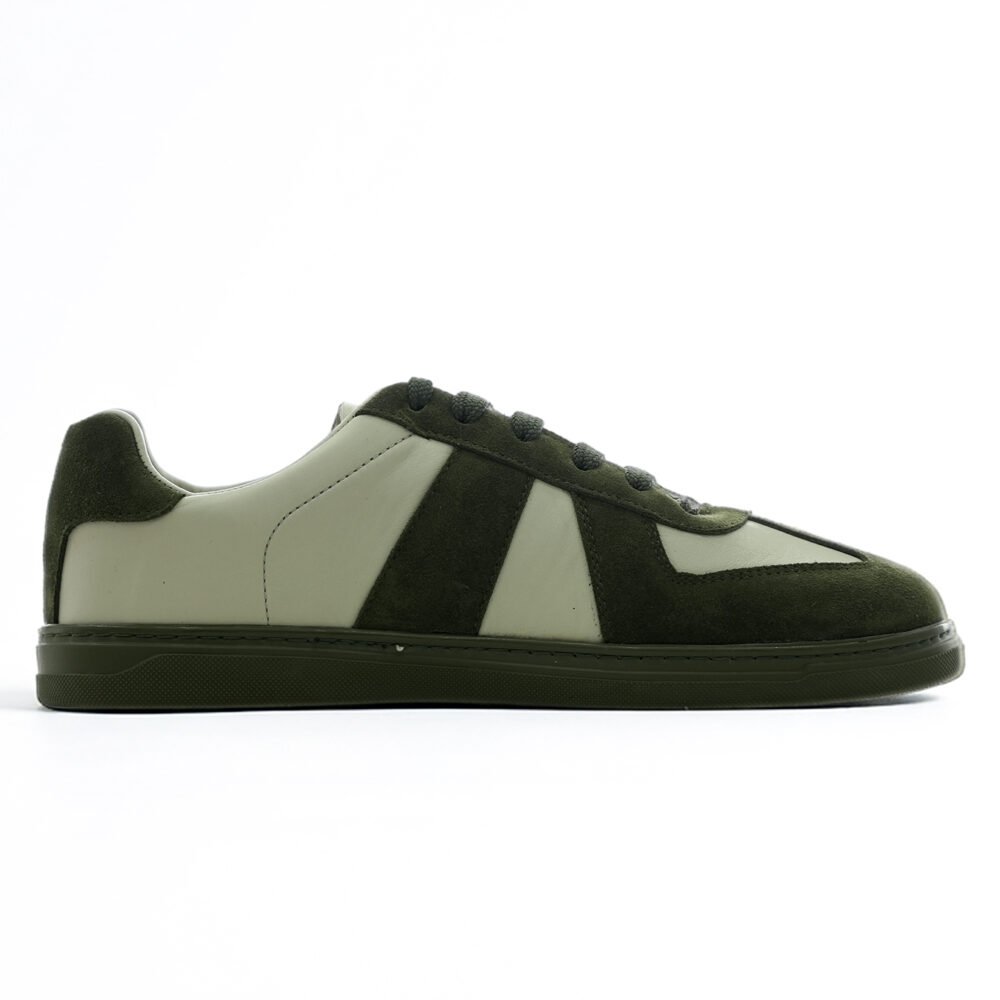 Haki-Krem Low-Top Erkek Sneaker – Sağ Yan Profil Krem deri yüzey ve haki süet detaylarla tasarlanan low-top erkek sneakerın sağ yandan çekilmiş sade ürün fotoğrafı