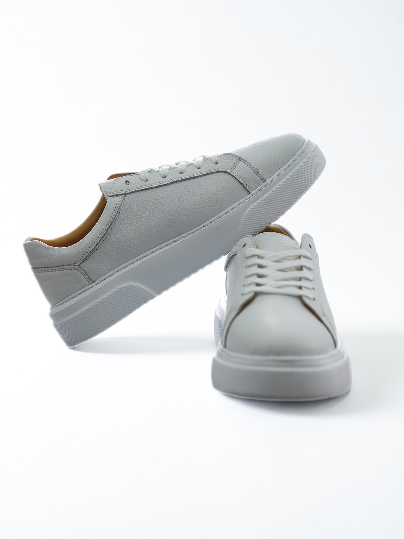Ede Royal Beyaz Erkek Deri Sneaker’ın önden ve yandan sergilendiği bağcıklı model ürün çekimi