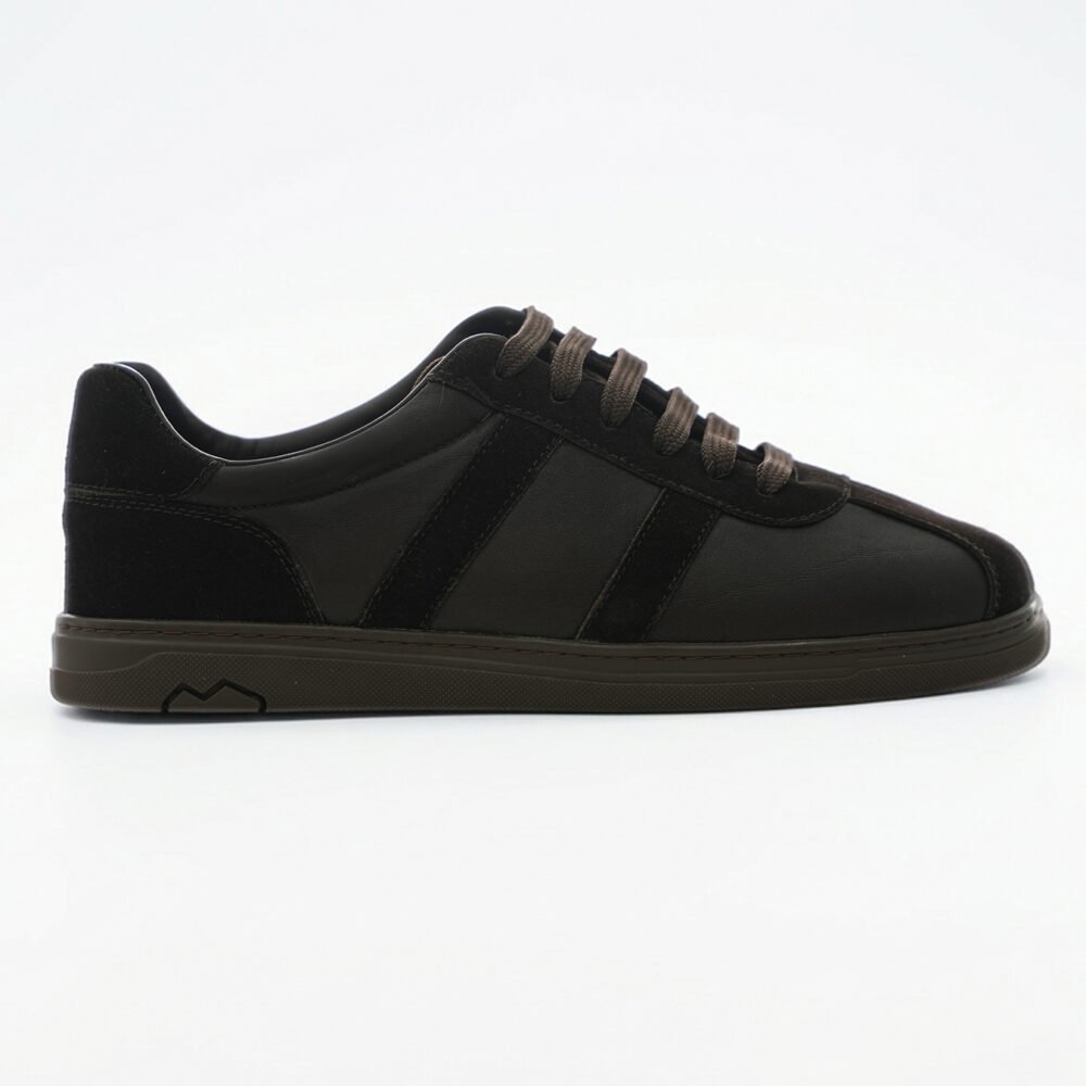 Kahverengi Low-Top Deri Günlük Sneaker – Yan Profil Kahverengi ton detaylı low-top erkek deri günlük sneakerın yan profilden ürün fotoğrafı