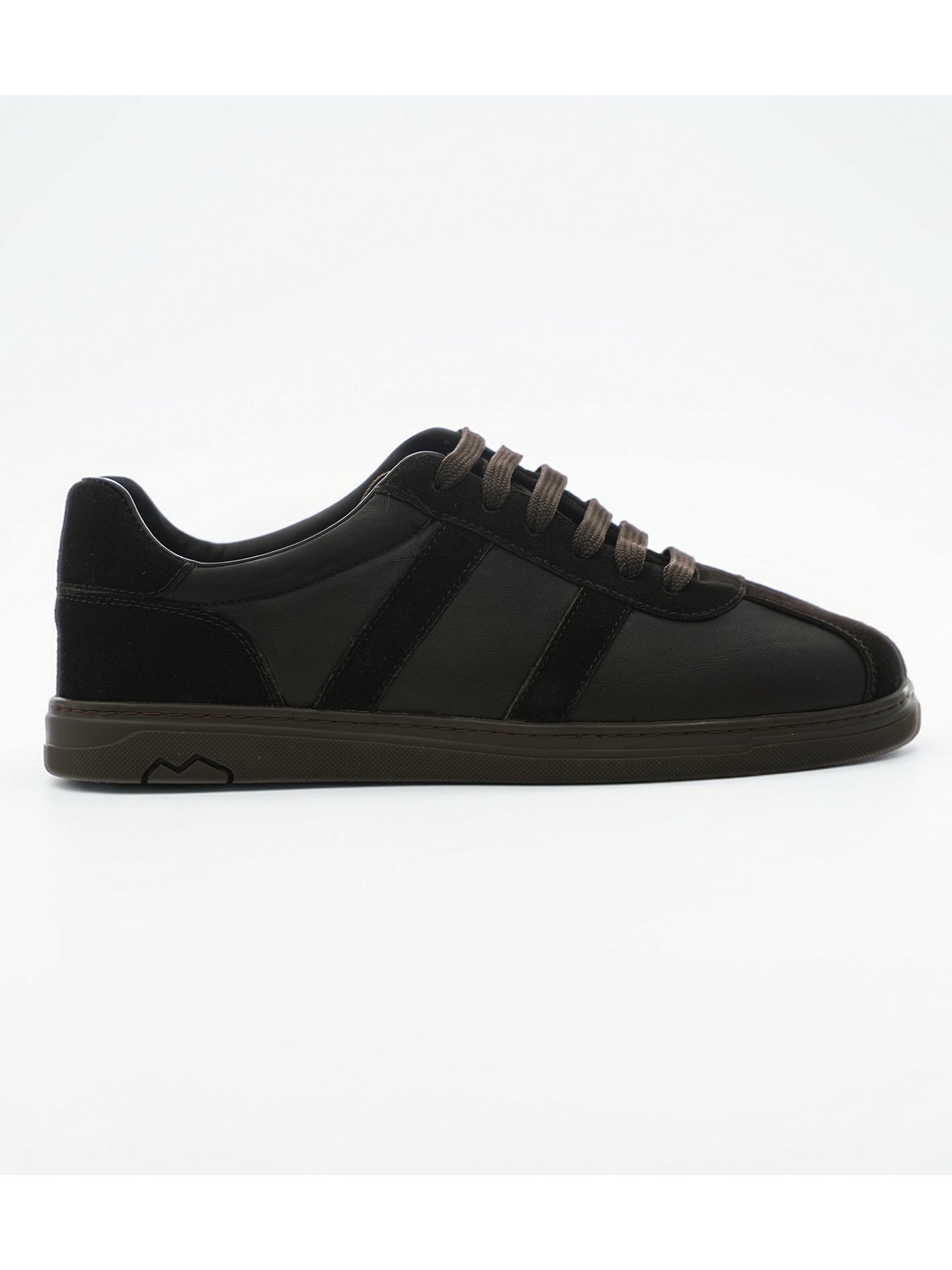 Kahverengi ton detaylı low-top erkek deri günlük sneakerın yan profilden ürün fotoğrafı