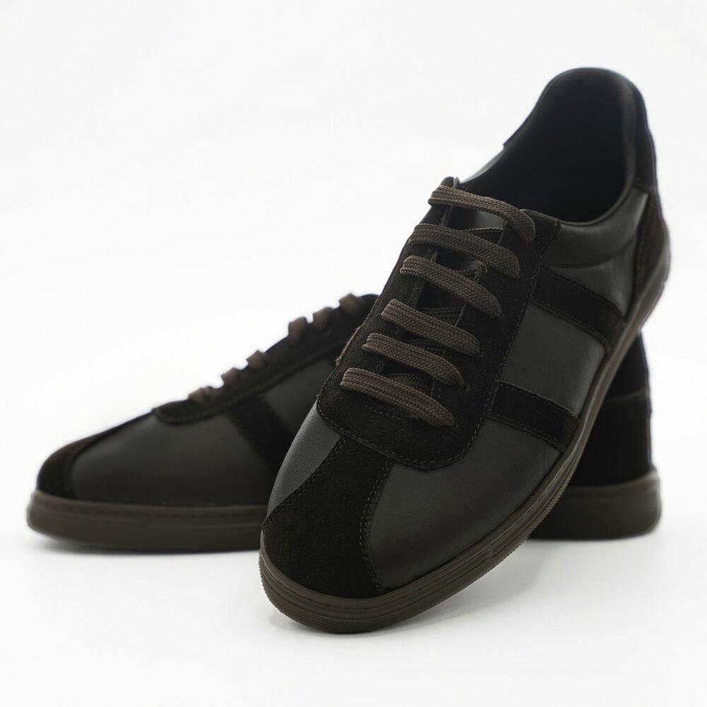 Kahverengi bağcıklı low-top erkek deri günlük sneaker çiftinin önden ve yandan birlikte sergilendiği ürün çekimi