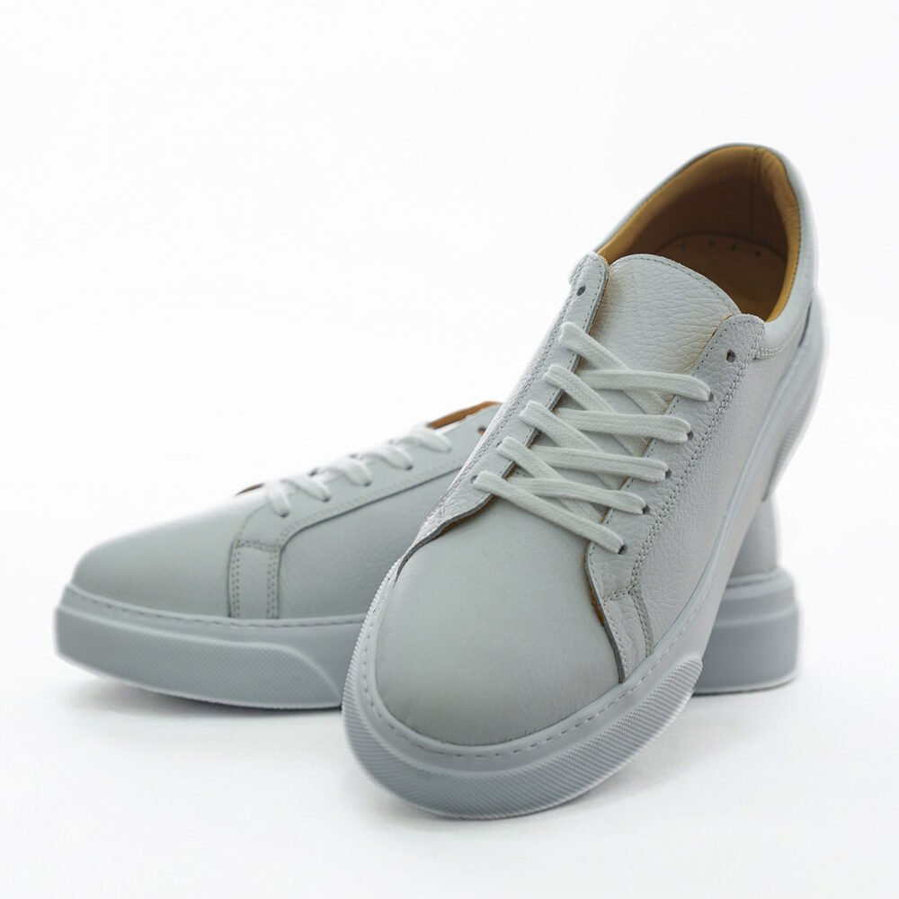 Ede Royal Beyaz Erkek Deri Sneaker – Bağcıklı modelin önden ve yan açılı görünümü
