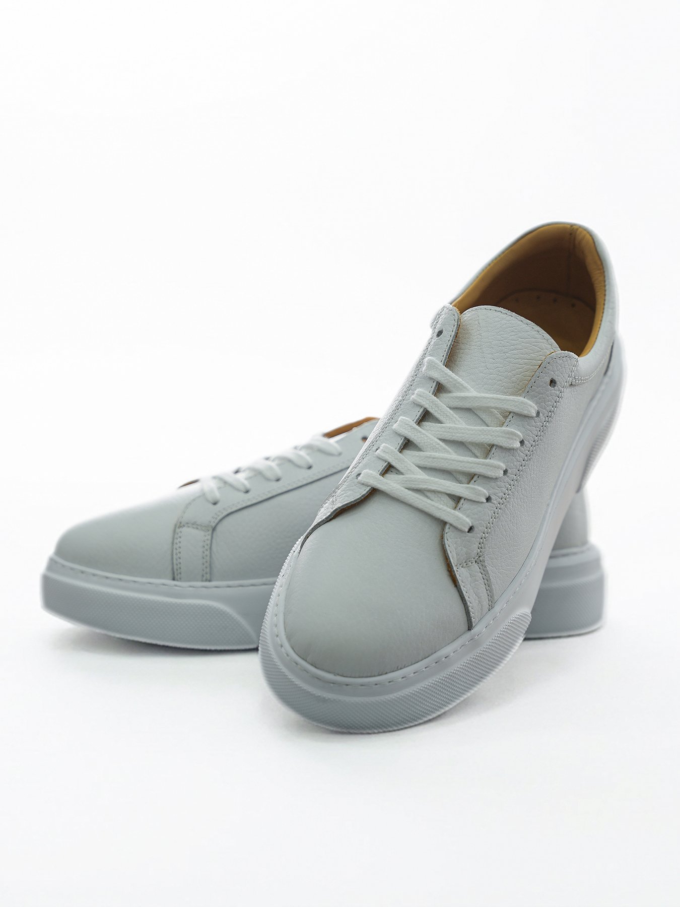 Ede Royal Beyaz Erkek Deri Sneaker – Bağcıklı modelin önden ve yan açılı görünümü