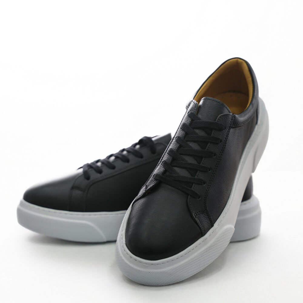 Ede Royal Siyah Erkek Deri Sneaker çiftinin önden ve yandan poz verdiği ürün çekimi