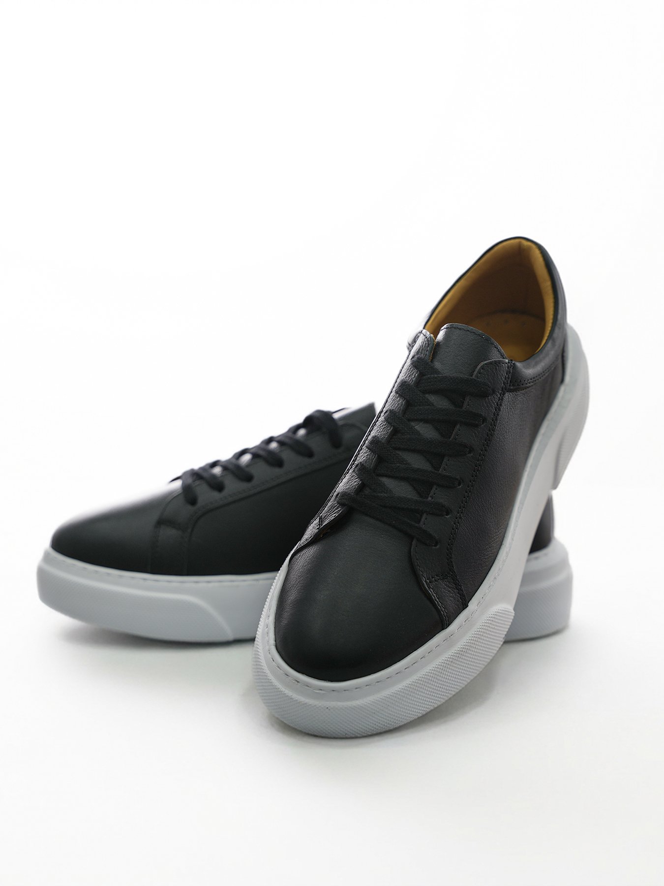 Ede Royal Siyah Erkek Deri Sneaker çiftinin önden ve yandan poz verdiği ürün çekimi