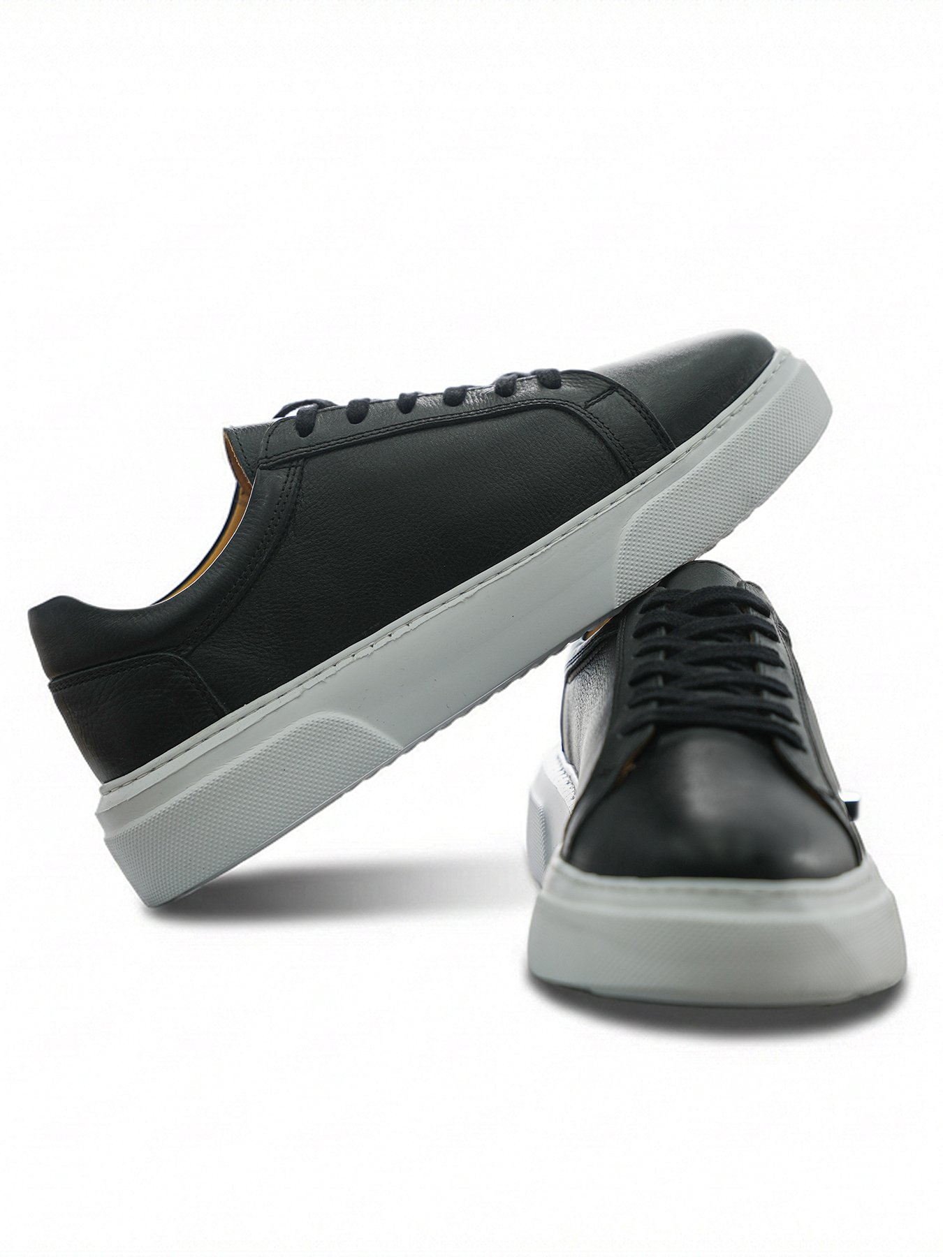 Ede Royal Siyah Erkek Deri Sneaker’ın önden ve yandan açılı ürün fotoğrafı