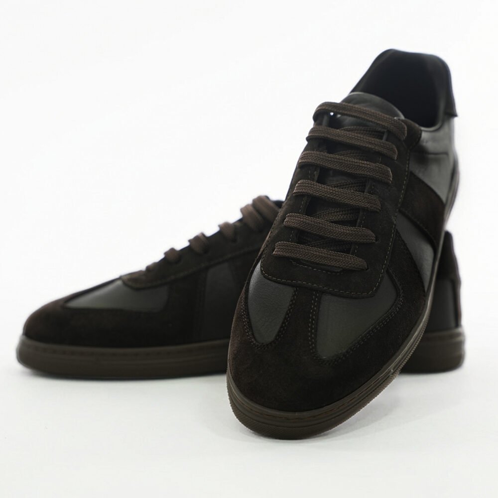 Kahverengi low-top erkek deri günlük sneaker çiftinin farklı açılardan birlikte sergilendiği ürün çekimi