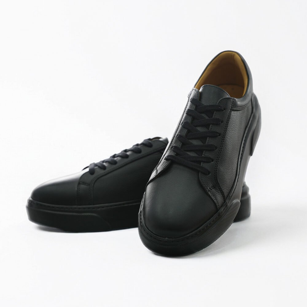 Ede Royal Siyah Erkek Deri Sneaker çiftinin önden ve yandan poz verdiği açılı ürün çekimi