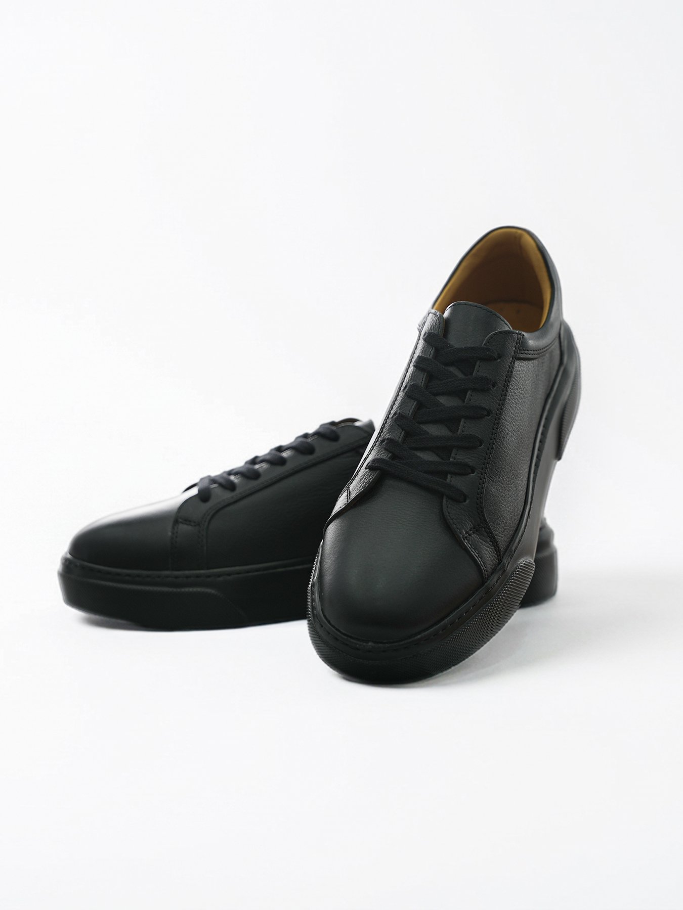 Ede Royal Siyah Erkek Deri Sneaker çiftinin önden ve yandan poz verdiği açılı ürün çekimi