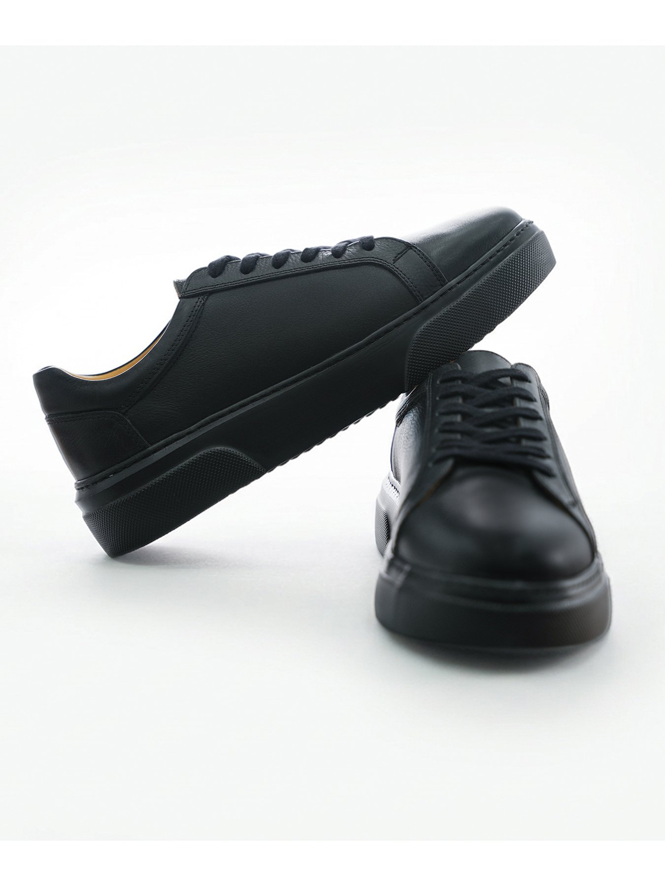 Ede Royal Siyah Erkek Deri Sneaker’ın önden ve yandan açılı sergilendiği bağcıklı model ürün çekimi