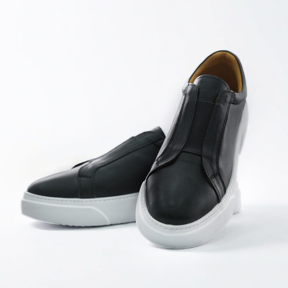 Ede Royal Siyah Erkek Deri Slip-On Sneaker’ın önden ve yandan poz verdiği ürün çekimi