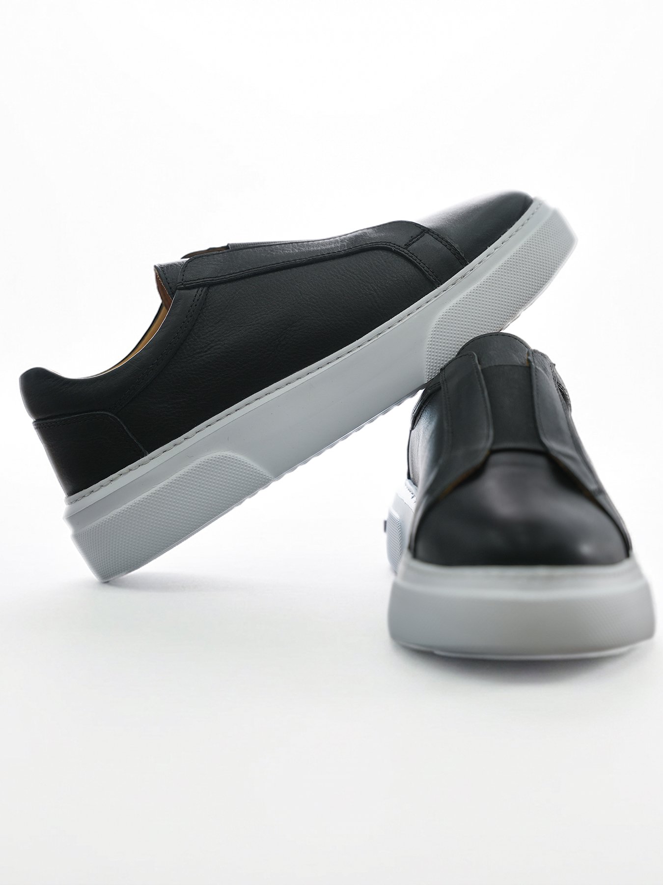 Ede Royal Siyah Erkek Deri Slip-On Sneaker çiftinin önden ve yandan açılı ürün fotoğrafı