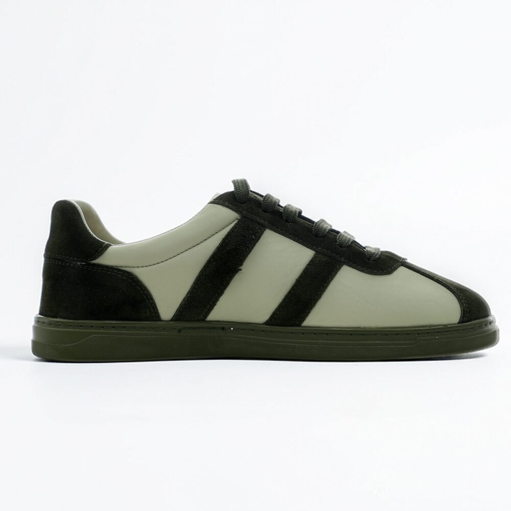 Haki-Krem Low-Top Erkek Sneaker – Sağ Yan Profil Krem deri ve haki süet panellere sahip low-top erkek sneakerın sağ yandan çekilmiş detaylı ürün görüntüsü