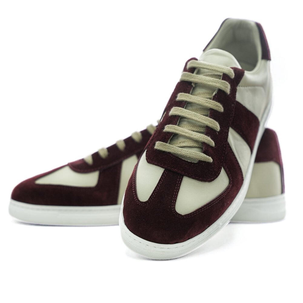 Bordo süet ve krem deri kombinasyonlu low-top erkek sneaker çiftinin önden ve açılı biçimde birlikte sergilendiği ürün fotoğrafı