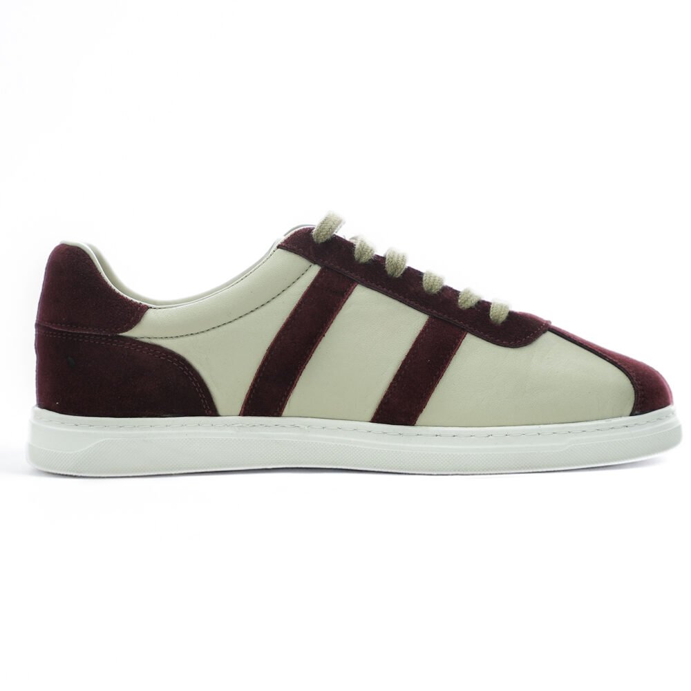 Bordo-Krem Low-Top Erkek Sneaker – Sağ Yan Profil Krem deri ve bordo süet panelli low-top erkek sneakerın sağ yandan çekilmiş net ve sade profil görüntüsü